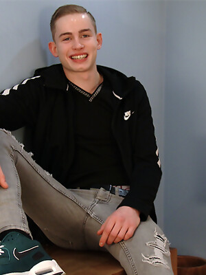 Straight Young & Very Hung Carter's 1st Man Wank & he Cum's Bucket Loads!