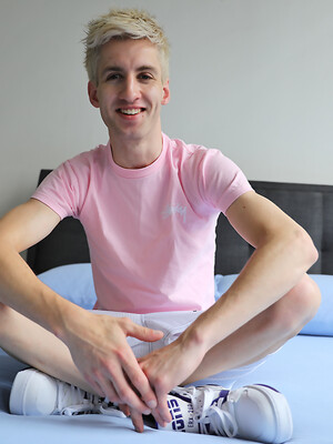 It's the return of skinny hung twink Rick Dalton