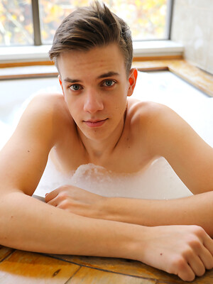 Soaping up with Aussie boy Connor Peters
