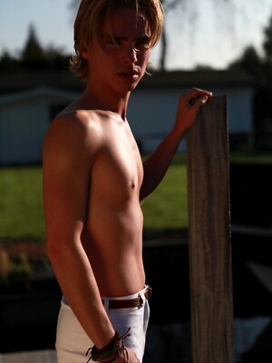Beau  horse riding boy