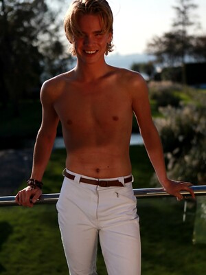 Beau  horse riding boy