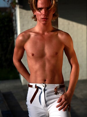 Beau  horse riding boy