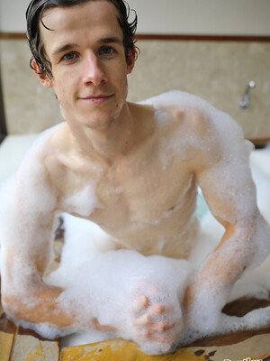 Brad Hunter's horny hot tub shoot