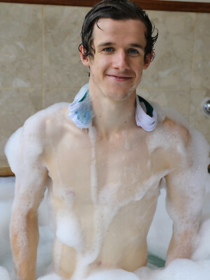 Brad Hunter's horny hot tub shoot