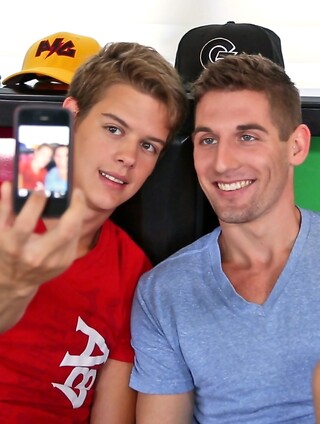 Cute gays Brad Rockwell and Alex Jordan ride each other's knob on a bed