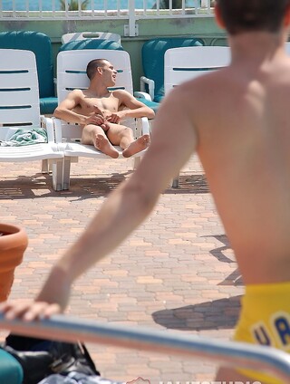 Gay hotties Jaeden James & Roberto Santiago suck & fuck each other poolside